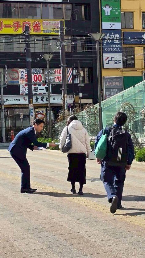 Image for the Tweet beginning: 大塚駅にて
鈴木ようすけ（東京10区=文京区・豊島区）候補の街頭演説会にご一緒させていただきました。
青年時代に、海外で目の当たりにした、戦争の実相。
平和への熱い思いに感銘を受けました。
ご通行の方々にも、温かい言葉をいただきました😃

#中道いいじゃん 
#東京10区は鈴木ようすけ 