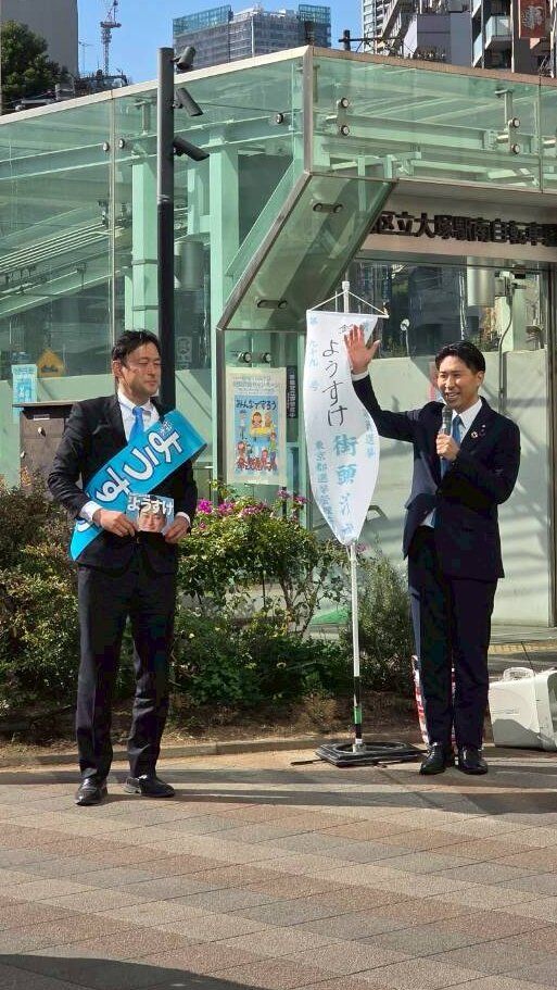 Image for the Tweet beginning: 大塚駅にて
鈴木ようすけ（東京10区=文京区・豊島区）候補の街頭演説会にご一緒させていただきました。
青年時代に、海外で目の当たりにした、戦争の実相。
平和への熱い思いに感銘を受けました。
ご通行の方々にも、温かい言葉をいただきました😃

#中道いいじゃん 
#東京10区は鈴木ようすけ 